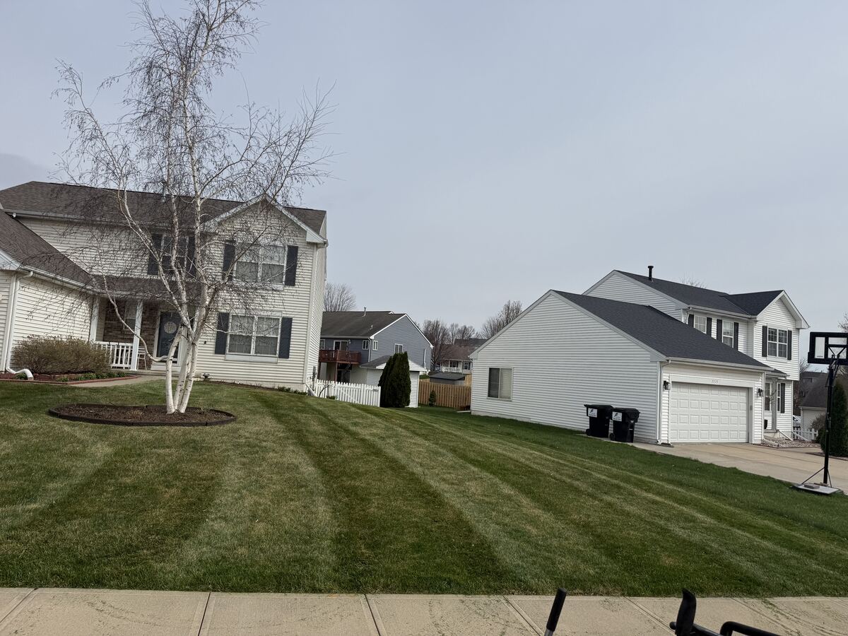 Front yard lawn care in Bellevue-Papillion, NE by Picasso Lawn Care